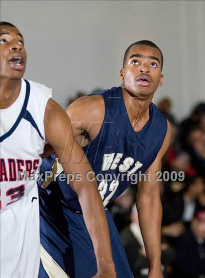 Thumbnail 2 in West vs. Modesto Christian (Modesto Christian Holiday Hoops) photogallery.