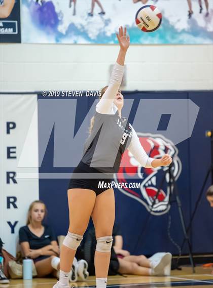 Thumbnail 2 in Hamilton vs Perry photogallery.