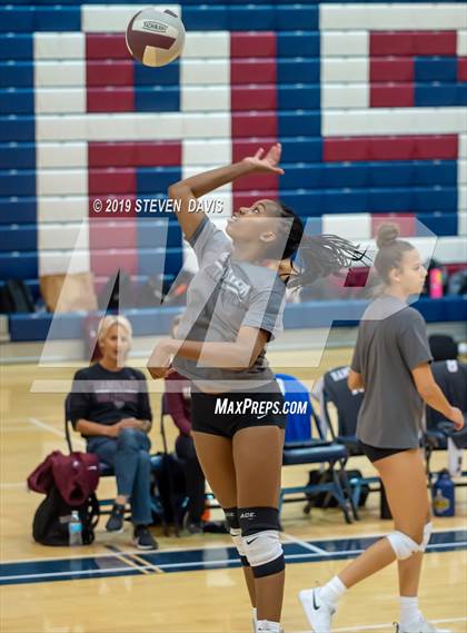 Thumbnail 3 in Hamilton vs Perry photogallery.