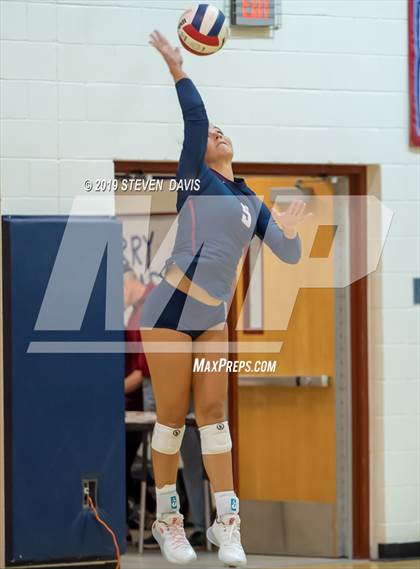 Thumbnail 3 in Hamilton vs Perry photogallery.