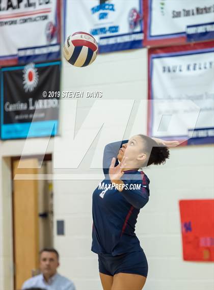 Thumbnail 3 in Hamilton vs Perry photogallery.