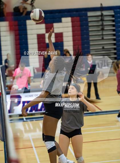 Thumbnail 3 in Hamilton vs Perry photogallery.
