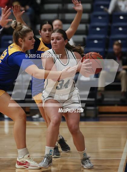 Thumbnail 2 in Colfax vs Pendleton (Avista Holiday Tournament) photogallery.