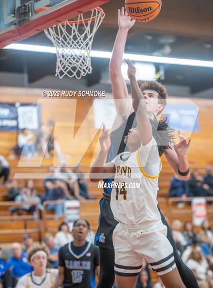 Thumbnail 3 in Santa Margarita vs. Bishop O'Dowd (Torrey Pines Holiday Classic) photogallery.