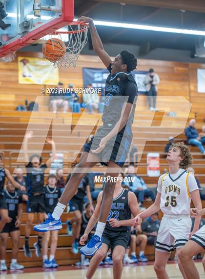 Thumbnail 2 in Santa Margarita vs. Bishop O'Dowd (Torrey Pines Holiday Classic) photogallery.
