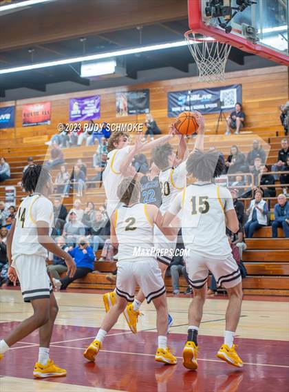 Thumbnail 3 in Santa Margarita vs. Bishop O'Dowd (Torrey Pines Holiday Classic) photogallery.