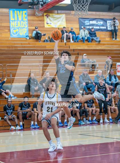 Thumbnail 2 in Santa Margarita vs. Bishop O'Dowd (Torrey Pines Holiday Classic) photogallery.
