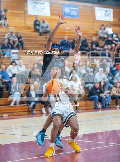 Thumbnail 1 in Santa Margarita vs. Bishop O'Dowd (Torrey Pines Holiday Classic) photogallery.