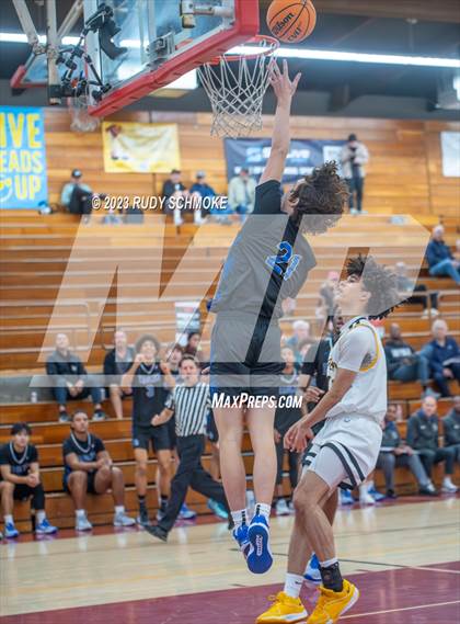 Thumbnail 3 in Santa Margarita vs. Bishop O'Dowd (Torrey Pines Holiday Classic) photogallery.