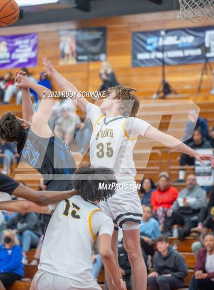Thumbnail 2 in Santa Margarita vs. Bishop O'Dowd (Torrey Pines Holiday Classic) photogallery.