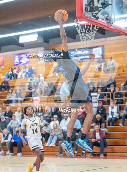 Thumbnail 3 in Santa Margarita vs. Bishop O'Dowd (Torrey Pines Holiday Classic) photogallery.
