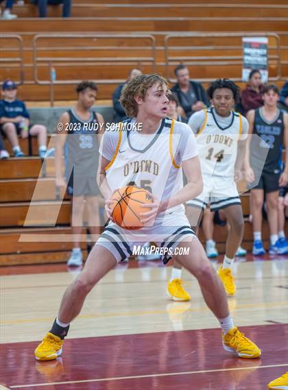 Thumbnail 2 in Santa Margarita vs. Bishop O'Dowd (Torrey Pines Holiday Classic) photogallery.