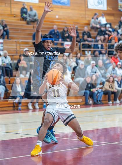 Thumbnail 3 in Santa Margarita vs. Bishop O'Dowd (Torrey Pines Holiday Classic) photogallery.