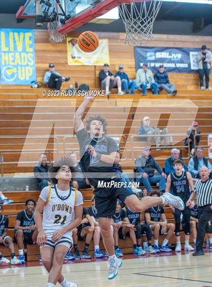 Thumbnail 3 in Santa Margarita vs. Bishop O'Dowd (Torrey Pines Holiday Classic) photogallery.