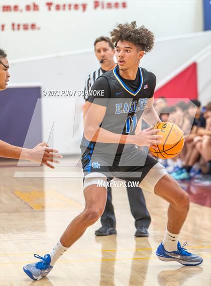 Thumbnail 2 in Santa Margarita vs. Bishop O'Dowd (Torrey Pines Holiday Classic) photogallery.