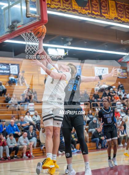 Thumbnail 3 in Santa Margarita vs. Bishop O'Dowd (Torrey Pines Holiday Classic) photogallery.