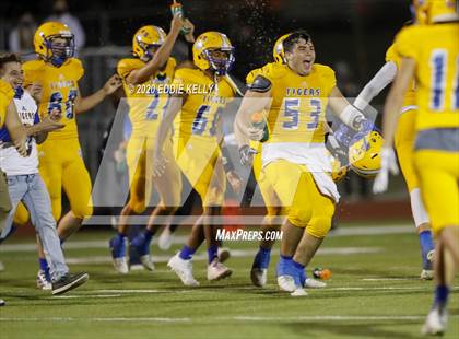 Thumbnail 3 in Palmer vs. Leonard (UIL 3A Bi-District Playoff) photogallery.