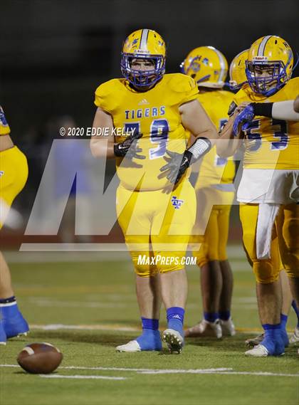 Thumbnail 2 in Palmer vs. Leonard (UIL 3A Bi-District Playoff) photogallery.