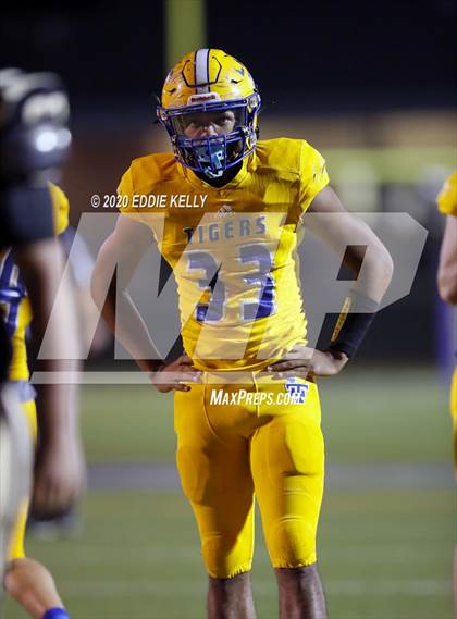 Thumbnail 2 in Palmer vs. Leonard (UIL 3A Bi-District Playoff) photogallery.