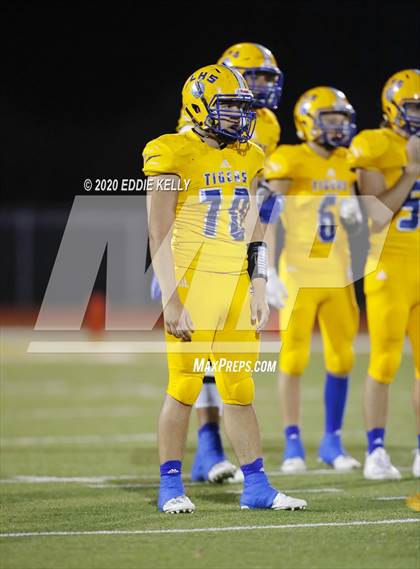 Thumbnail 1 in Palmer vs. Leonard (UIL 3A Bi-District Playoff) photogallery.