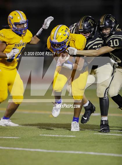 Thumbnail 2 in Palmer vs. Leonard (UIL 3A Bi-District Playoff) photogallery.