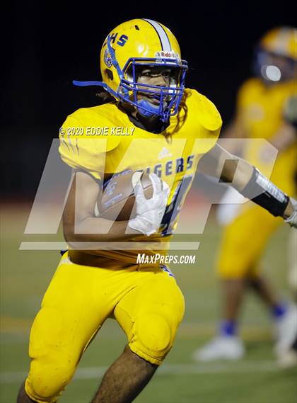 Thumbnail 2 in Palmer vs. Leonard (UIL 3A Bi-District Playoff) photogallery.