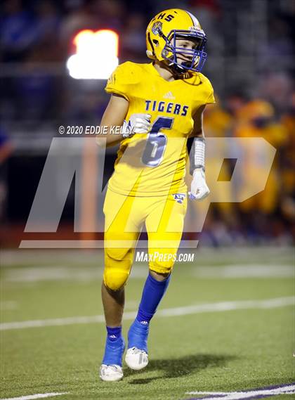 Thumbnail 3 in Palmer vs. Leonard (UIL 3A Bi-District Playoff) photogallery.