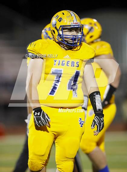 Thumbnail 1 in Palmer vs. Leonard (UIL 3A Bi-District Playoff) photogallery.
