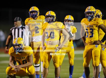 Thumbnail 1 in Palmer vs. Leonard (UIL 3A Bi-District Playoff) photogallery.