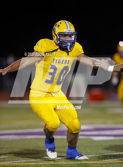 Thumbnail 3 in Palmer vs. Leonard (UIL 3A Bi-District Playoff) photogallery.