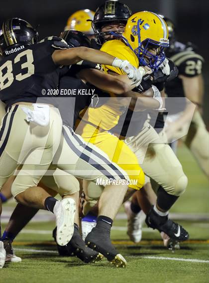 Thumbnail 1 in Palmer vs. Leonard (UIL 3A Bi-District Playoff) photogallery.