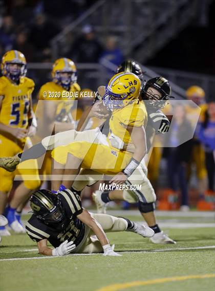 Thumbnail 1 in Palmer vs. Leonard (UIL 3A Bi-District Playoff) photogallery.