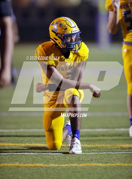 Thumbnail 1 in Palmer vs. Leonard (UIL 3A Bi-District Playoff) photogallery.