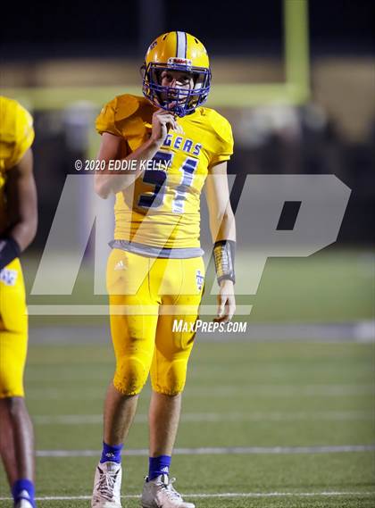 Thumbnail 3 in Palmer vs. Leonard (UIL 3A Bi-District Playoff) photogallery.