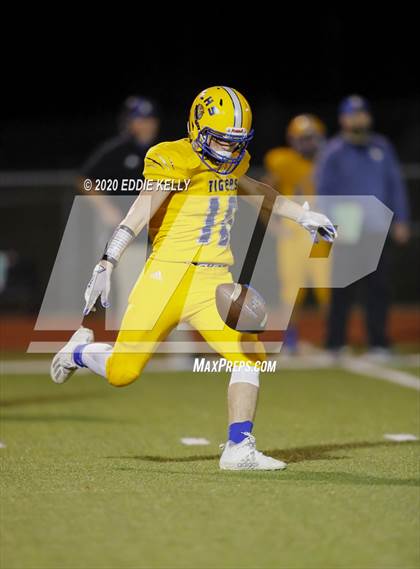 Thumbnail 2 in Palmer vs. Leonard (UIL 3A Bi-District Playoff) photogallery.