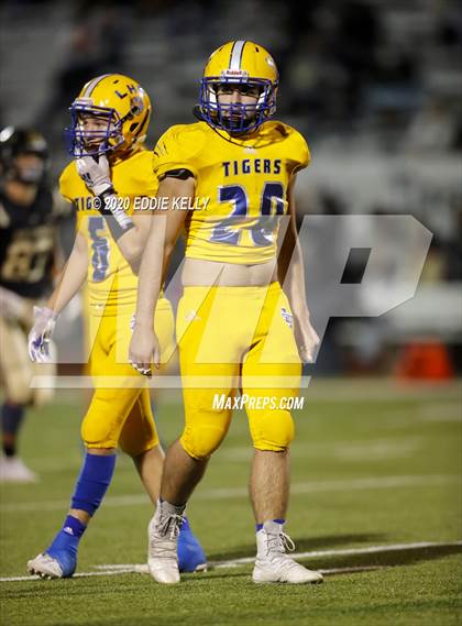 Thumbnail 3 in Palmer vs. Leonard (UIL 3A Bi-District Playoff) photogallery.