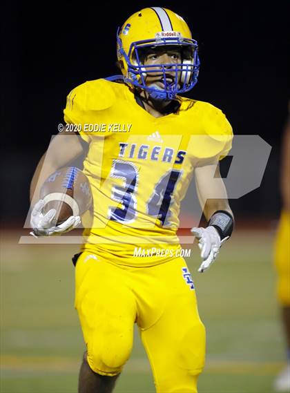 Thumbnail 1 in Palmer vs. Leonard (UIL 3A Bi-District Playoff) photogallery.