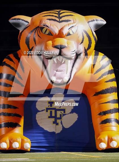 Thumbnail 1 in Palmer vs. Leonard (UIL 3A Bi-District Playoff) photogallery.