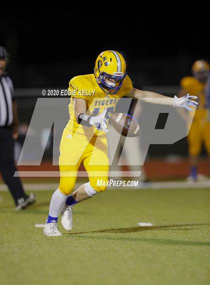 Thumbnail 1 in Palmer vs. Leonard (UIL 3A Bi-District Playoff) photogallery.