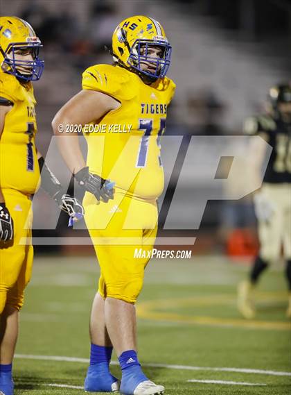 Thumbnail 2 in Palmer vs. Leonard (UIL 3A Bi-District Playoff) photogallery.