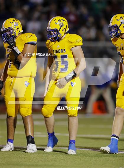 Thumbnail 2 in Palmer vs. Leonard (UIL 3A Bi-District Playoff) photogallery.