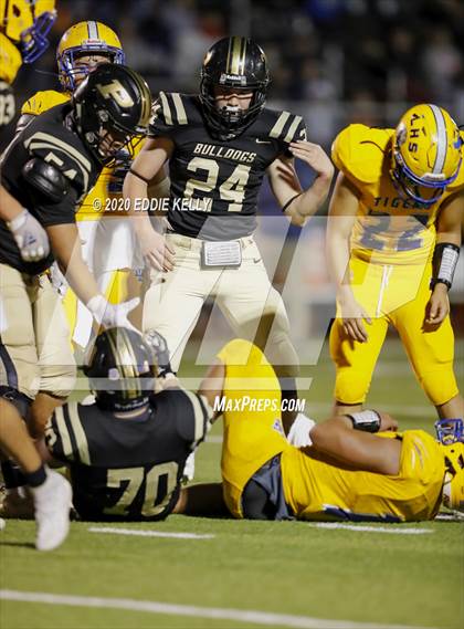 Thumbnail 1 in Palmer vs. Leonard (UIL 3A Bi-District Playoff) photogallery.