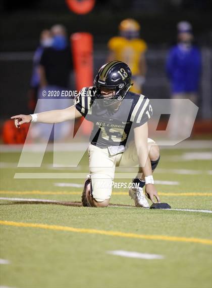 Thumbnail 1 in Palmer vs. Leonard (UIL 3A Bi-District Playoff) photogallery.