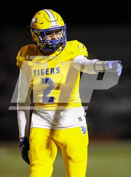 Thumbnail 1 in Palmer vs. Leonard (UIL 3A Bi-District Playoff) photogallery.