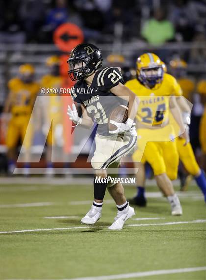 Thumbnail 1 in Palmer vs. Leonard (UIL 3A Bi-District Playoff) photogallery.
