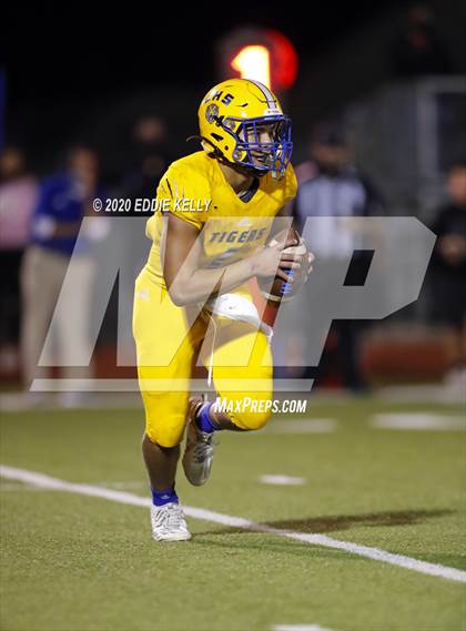 Thumbnail 1 in Palmer vs. Leonard (UIL 3A Bi-District Playoff) photogallery.