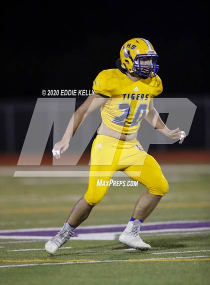 Thumbnail 2 in Palmer vs. Leonard (UIL 3A Bi-District Playoff) photogallery.