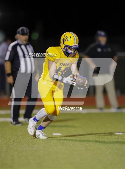 Thumbnail 2 in Palmer vs. Leonard (UIL 3A Bi-District Playoff) photogallery.