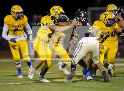 Thumbnail 1 in Palmer vs. Leonard (UIL 3A Bi-District Playoff) photogallery.