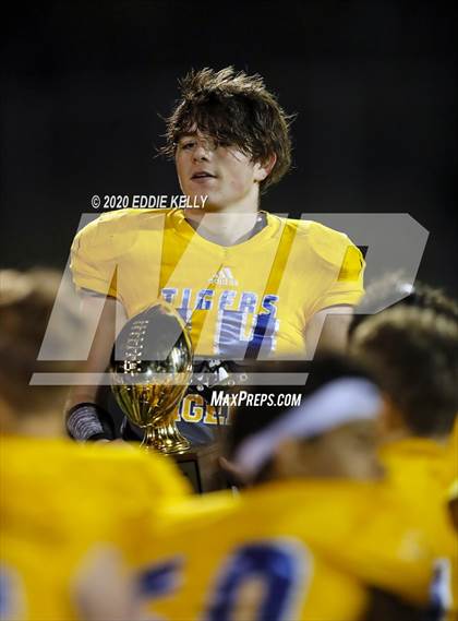 Thumbnail 1 in Palmer vs. Leonard (UIL 3A Bi-District Playoff) photogallery.